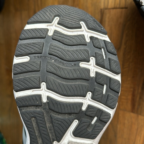 Brooks - Picture 5 of 8